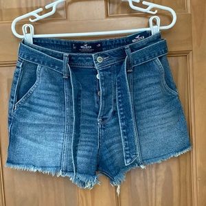 Hollister Ultra High-Rise Mom jean short 3”, size 7/28.